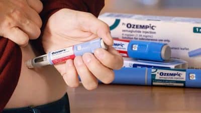 Step showing how to use Ozempic pen, with a person injecting the medication into the abdomen for type 2 diabetes treatment.